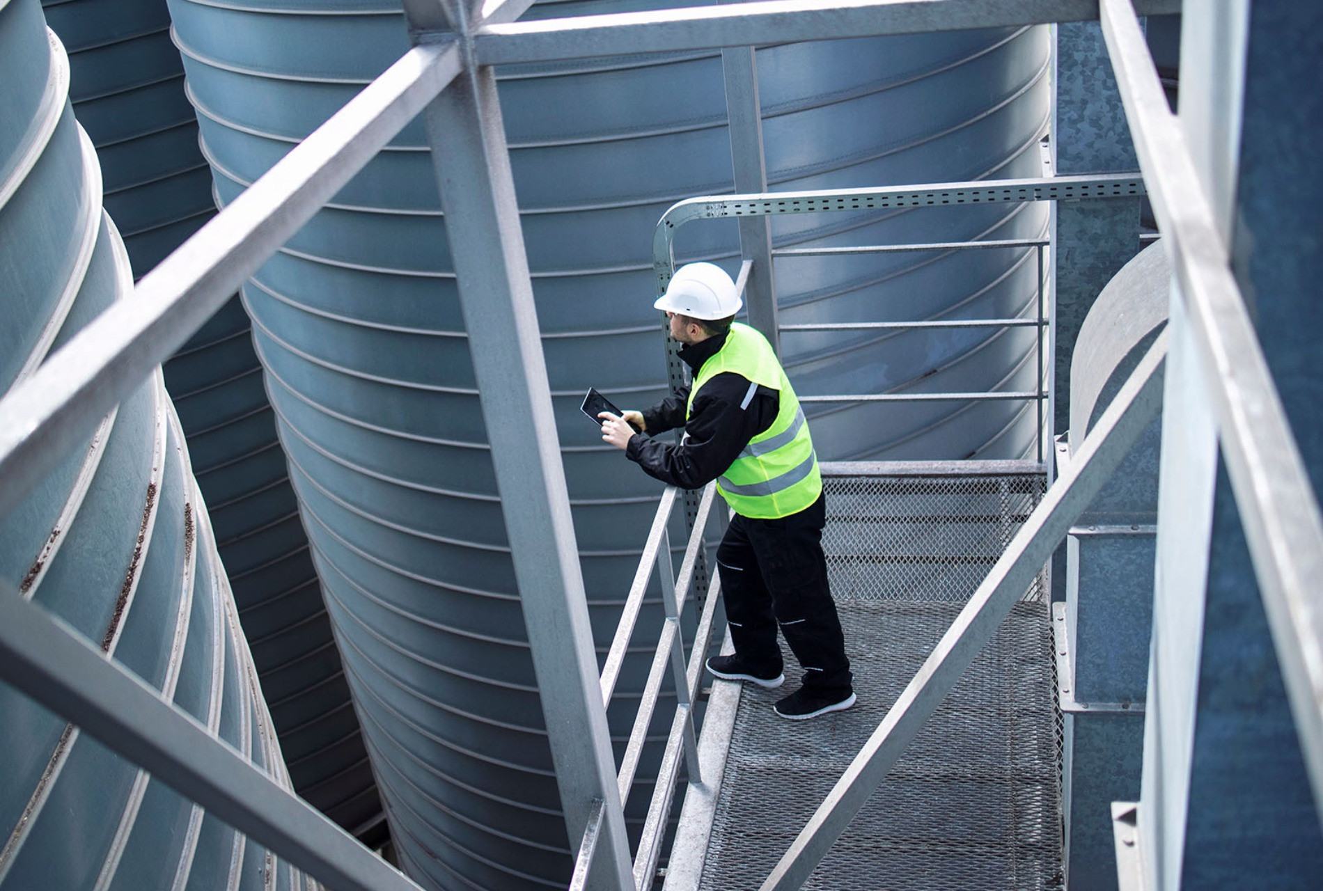 silo-tanks-worker